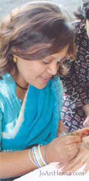 The Henna Artist demonstrating some henna